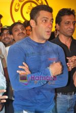 Salman Khan at Gold_s Gym -Mega Spinnathon 2009 in Banstand, Bandra on 1st Dec 2009 (29).JPG